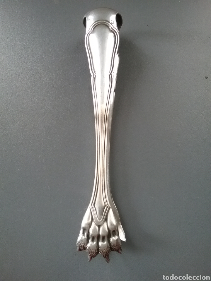 Antiguidades: Pinzas en metal plateado con forma de patas.