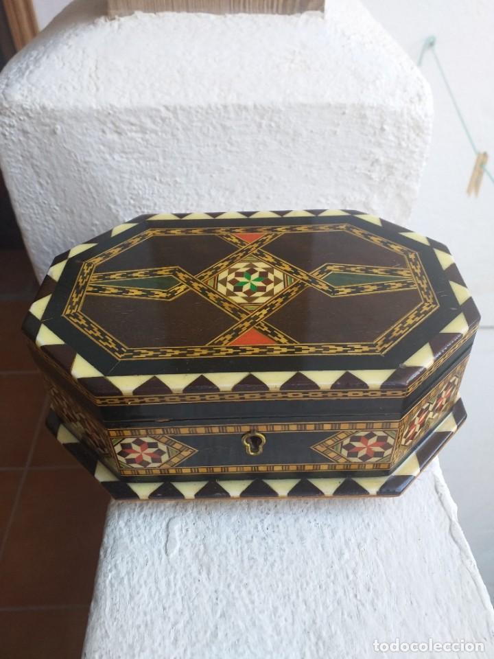 Antig&uuml;edades: Joyero musical con llave. Taracea de Granada. - Foto 1