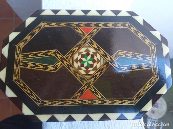 Antig&uuml;edades: Joyero musical con llave. Taracea de Granada. - Foto 3