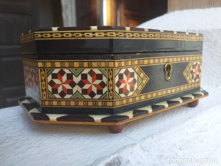 Antig&uuml;edades: Joyero musical con llave. Taracea de Granada. - Foto 4