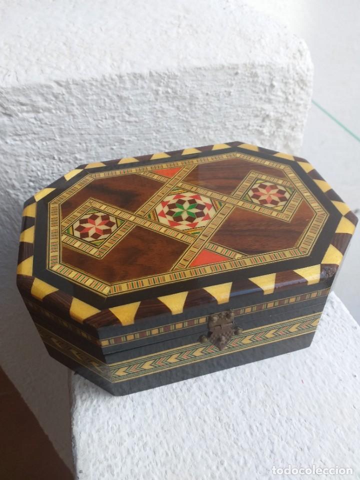 Antig&uuml;edades: Joyero ochavado. Taracea de Granada. - Foto 1