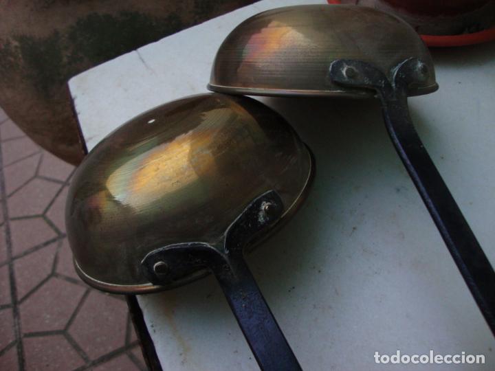 Antig&uuml;edades: cucharones de laton y mango de hierro - Foto 2