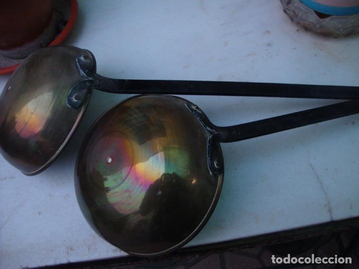 Antig&uuml;edades: cucharones de laton y mango de hierro - Foto 4