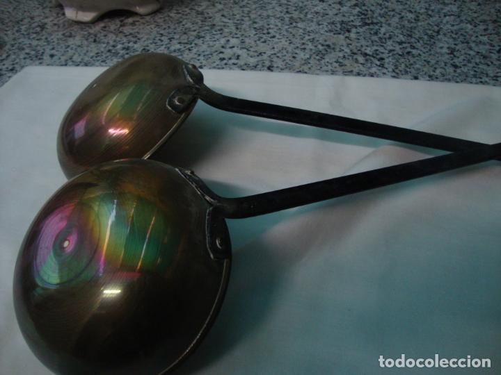 Antig&uuml;edades: cucharones de laton y mango de hierro - Foto 1