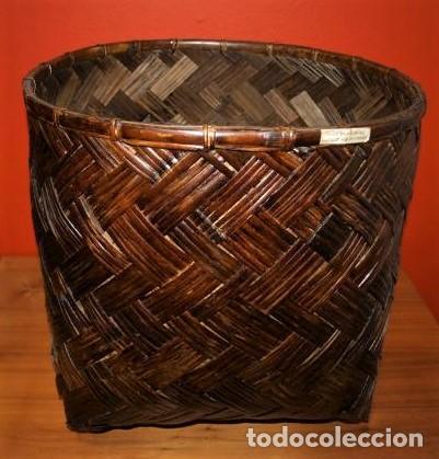 Antig&uuml;edades: Cesto macetero de mimbre barnizado con base cuadrada - Foto 1