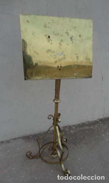 Antig&uuml;edades: Atril de presentacion en bronce y laton - Foto 1