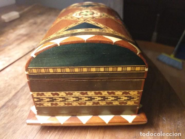 Antig&uuml;edades: Peque&ntilde;a arca-joyero de taracea de Granada. - Foto 3