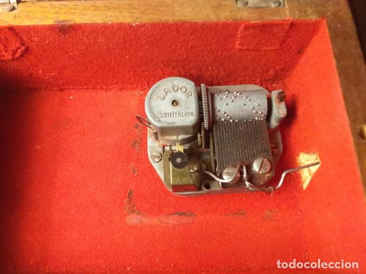 Antig&uuml;edades: Peque&ntilde;a arca-joyero de taracea de Granada. - Foto 5