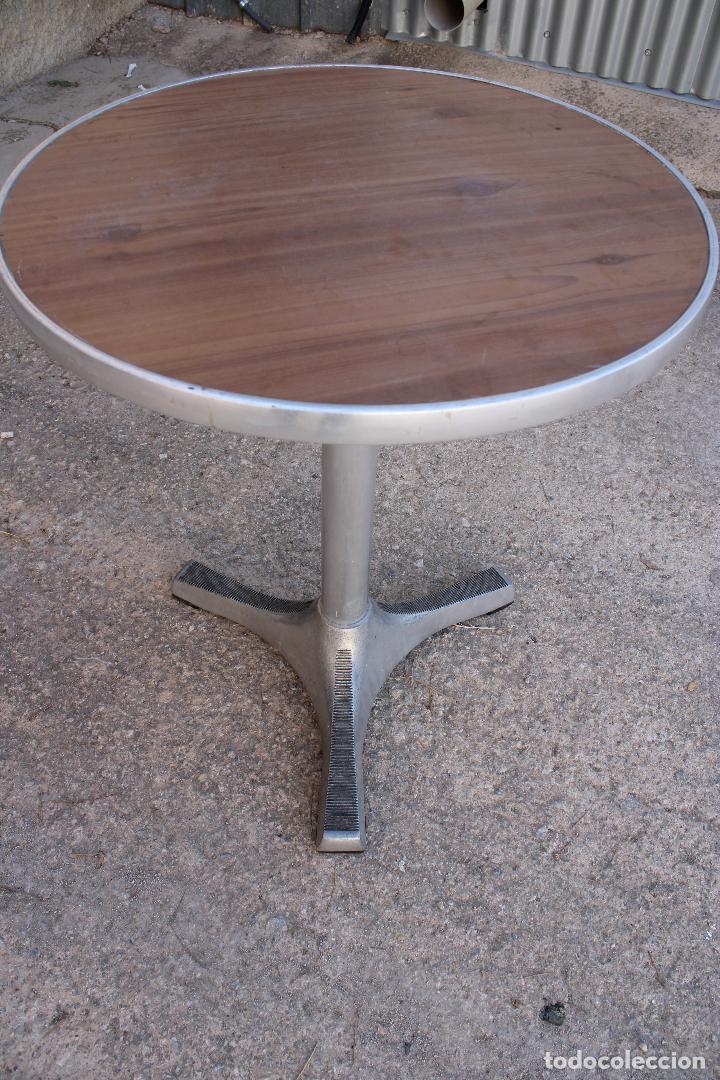 Antig&uuml;edades: mesa de alumino - Foto 2