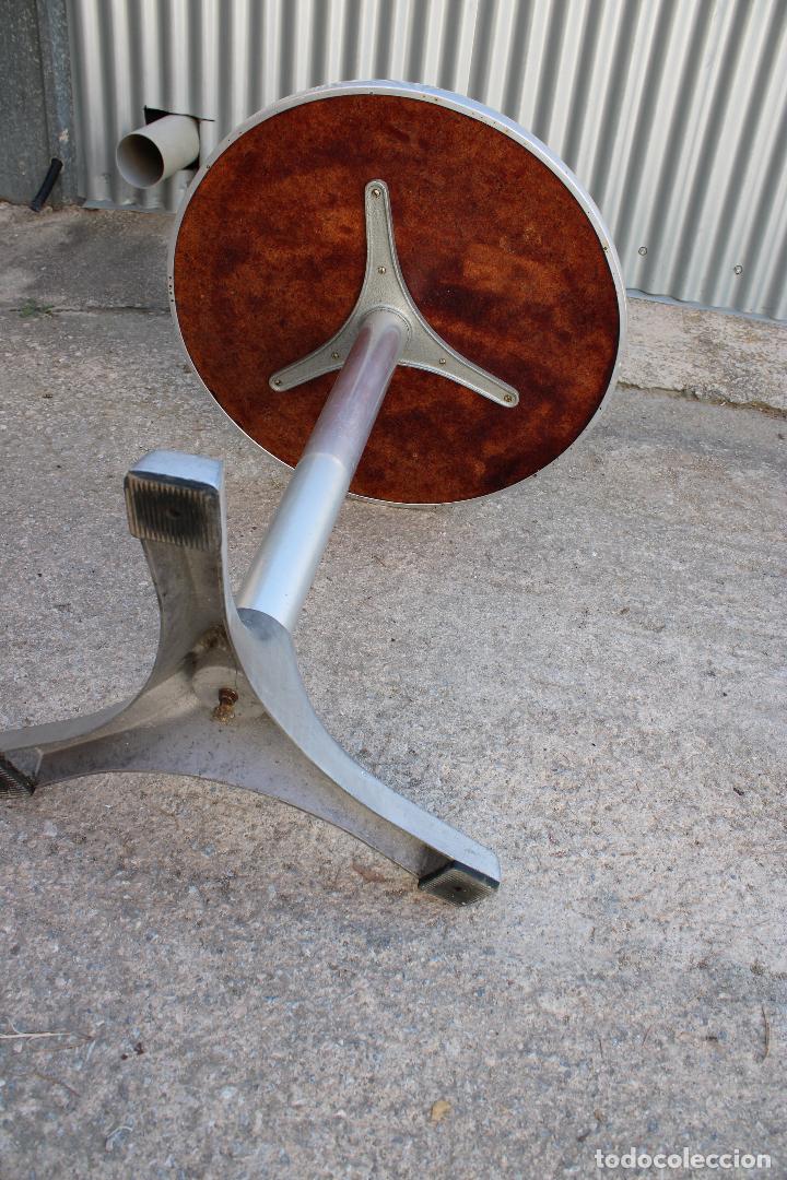Antig&uuml;edades: mesa de alumino - Foto 3