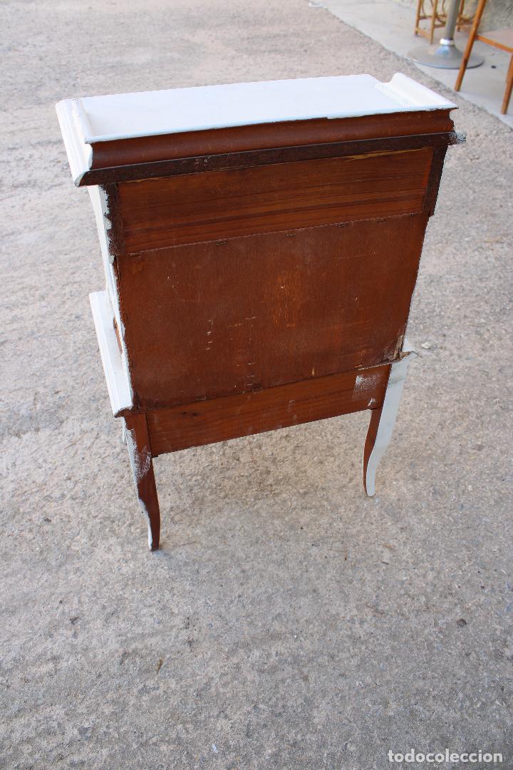 Antig&uuml;edades: mesilla de madera repintada - Foto 2