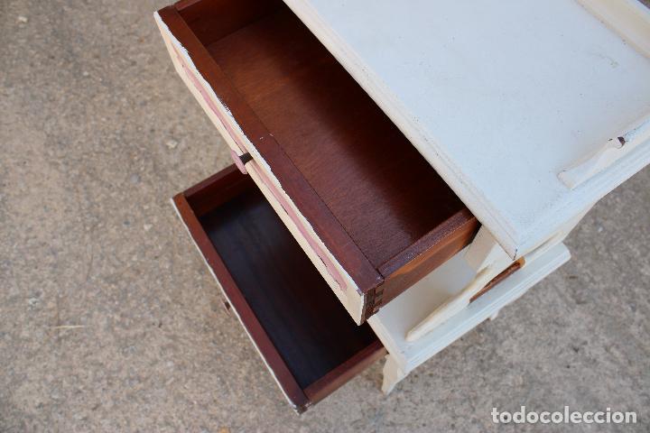 Antig&uuml;edades: mesilla de madera repintada - Foto 3