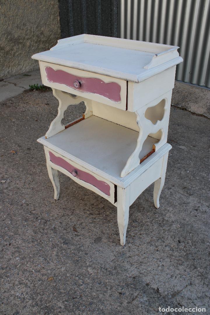 Antig&uuml;edades: mesilla de madera repintada - Foto 5