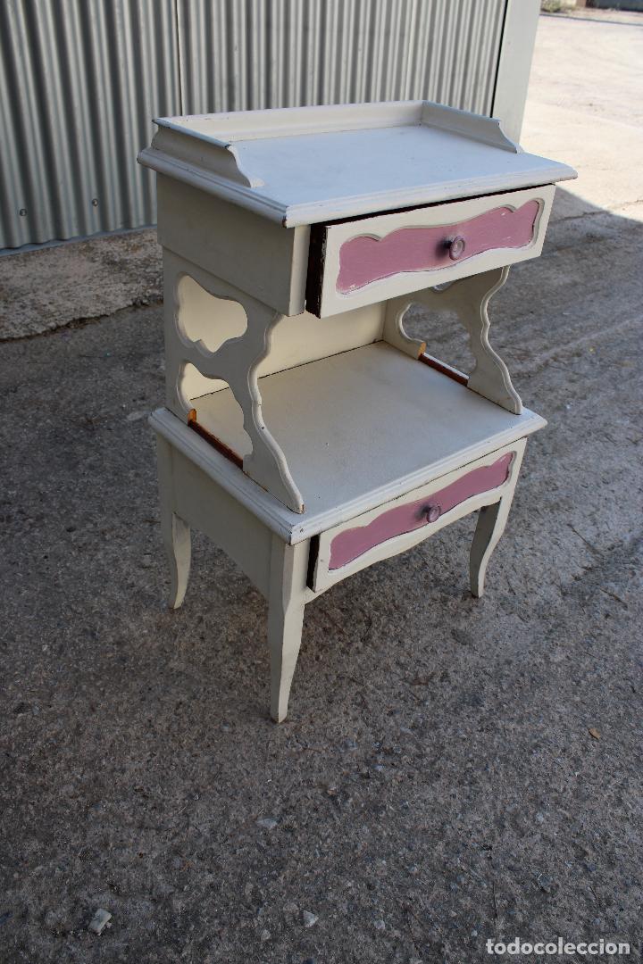 Antig&uuml;edades: mesilla de madera repintada - Foto 6