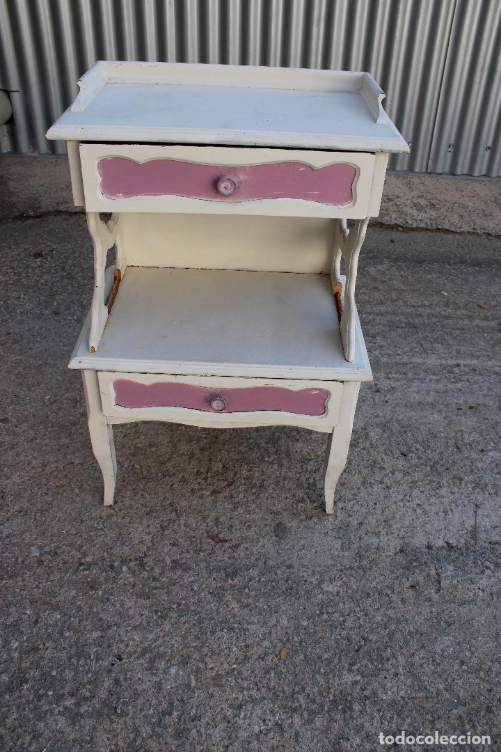 Antig&uuml;edades: mesilla de madera repintada - Foto 1