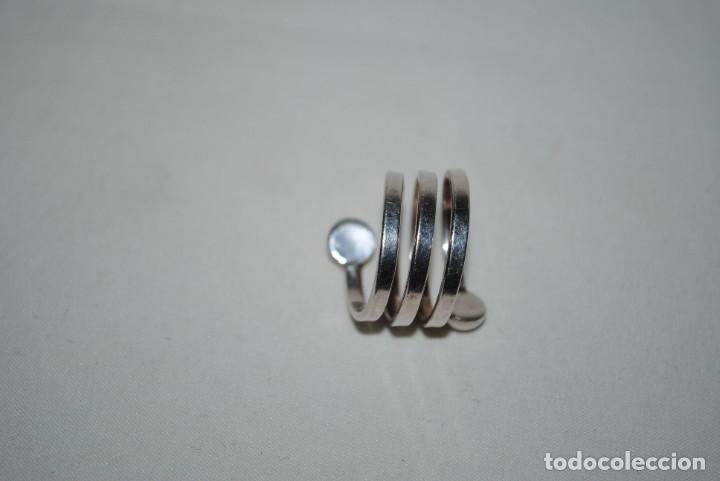 Antig&uuml;edades: ANILLO DE PLATA , EN FORMA DE MUELLE . - Foto 2