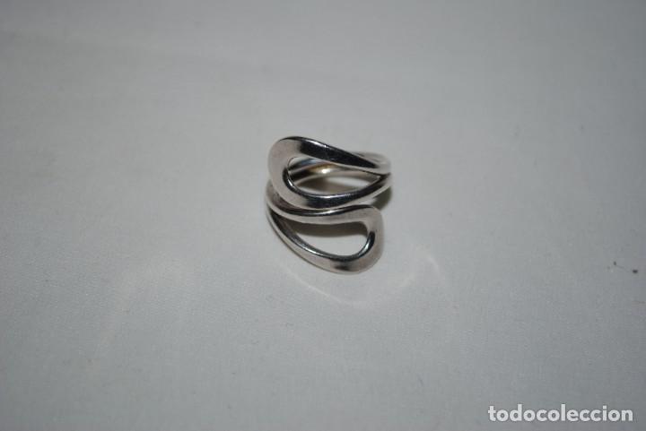 Antig&uuml;edades: ANILLO DE PLATA EN FORMA DE LAZOS . - Foto 1