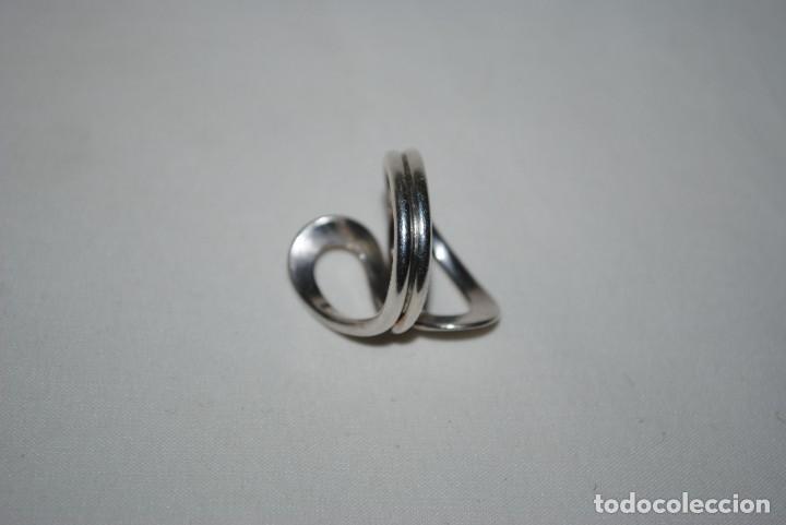 Antig&uuml;edades: ANILLO DE PLATA EN FORMA DE LAZOS . - Foto 2