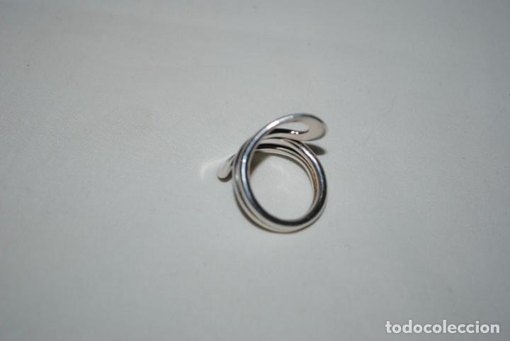 Antig&uuml;edades: ANILLO DE PLATA EN FORMA DE LAZOS . - Foto 3