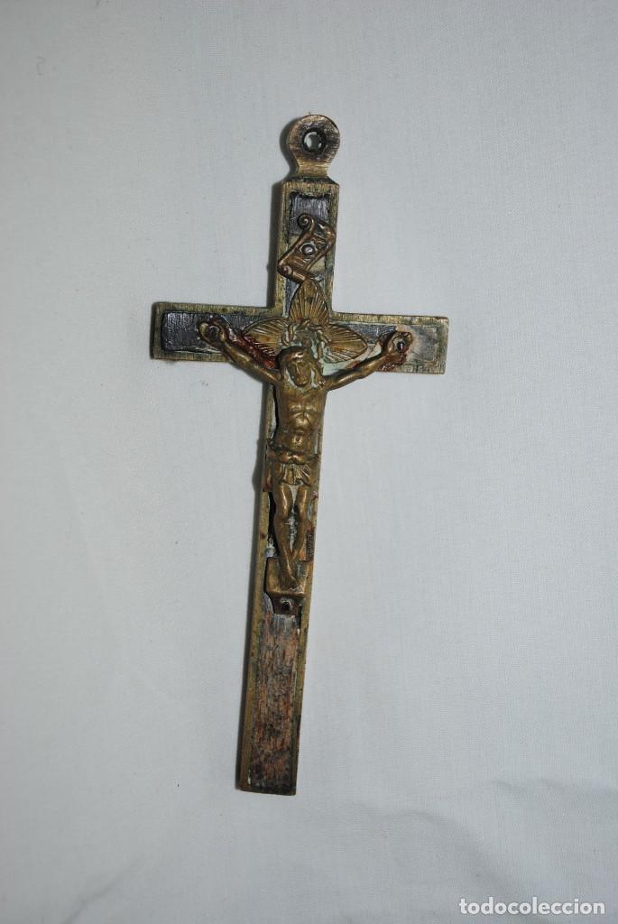 Antig&uuml;edades: CRUCIFIJO DE BRONCE Y MADERA . - Foto 1