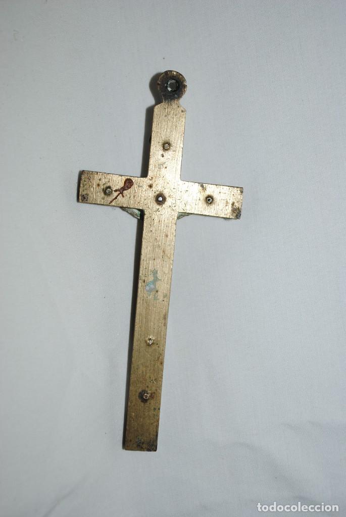 Antig&uuml;edades: CRUCIFIJO DE BRONCE Y MADERA . - Foto 2