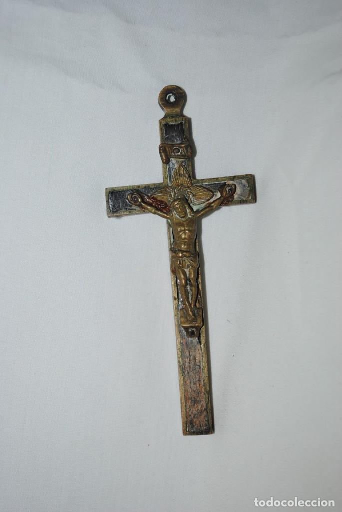 Antig&uuml;edades: CRUCIFIJO DE BRONCE Y MADERA . - Foto 3