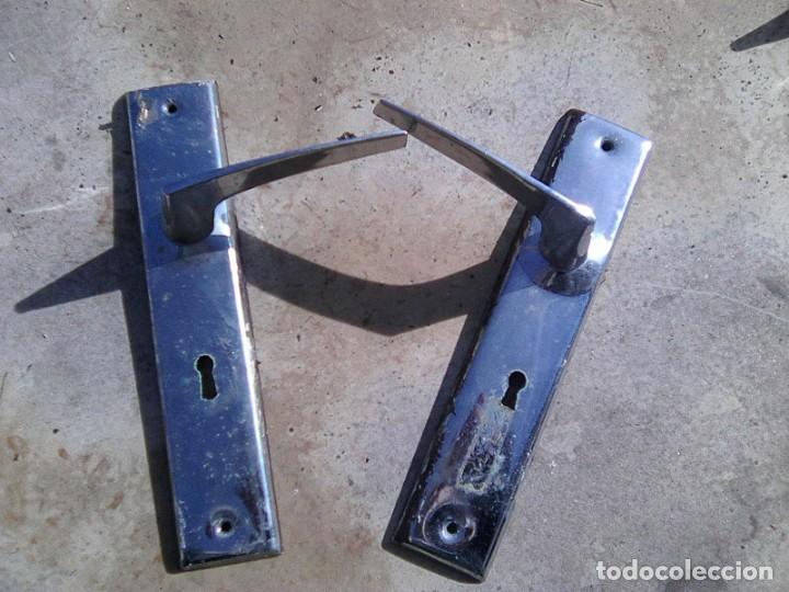 Antig&uuml;edades: Juego de pestillos - manijas de puerta en lat&oacute;n plateado para cerradura - vintage a&ntilde;os 50&acute;s