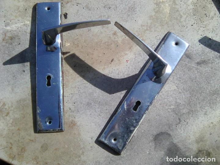 Antig&uuml;edades: Juego de pestillos - manijas de puerta en lat&oacute;n plateado para cerradura - vintage a&ntilde;os 50&acute;s