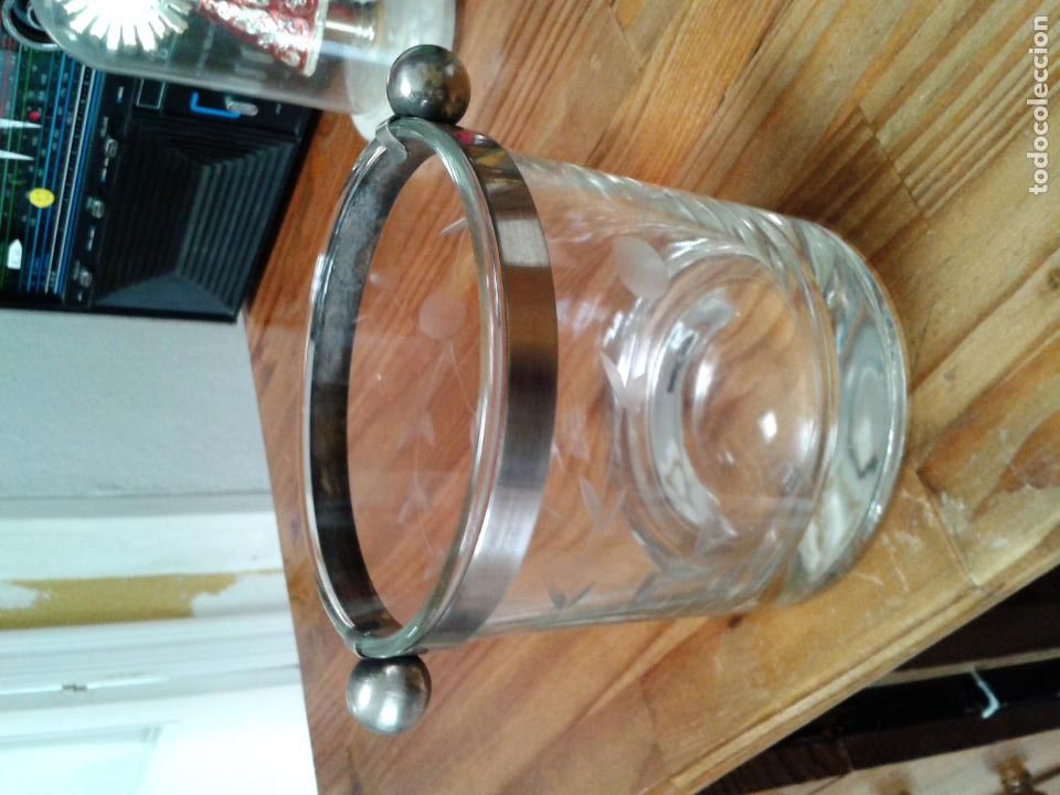 Antiguidades: CUBITERA. CRISTAL TALLADO. BORDE Y ASAS EN PLATA.1950