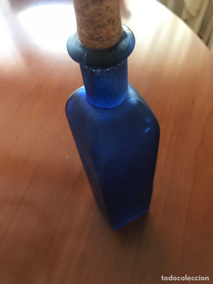 Antig&uuml;edades: Botella vidrio azul!! - Foto 2