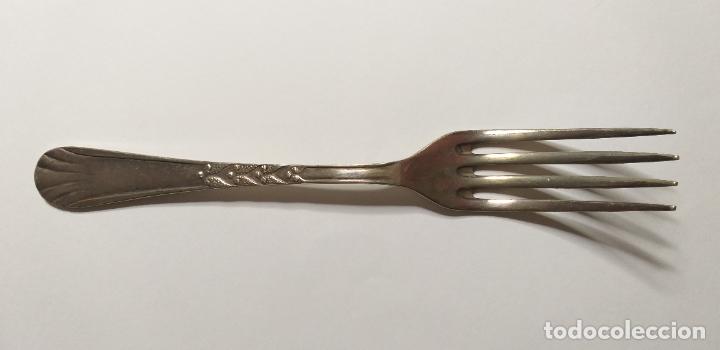 Antig&uuml;edades: Tenedor antiguo. Metal labrado. Marca