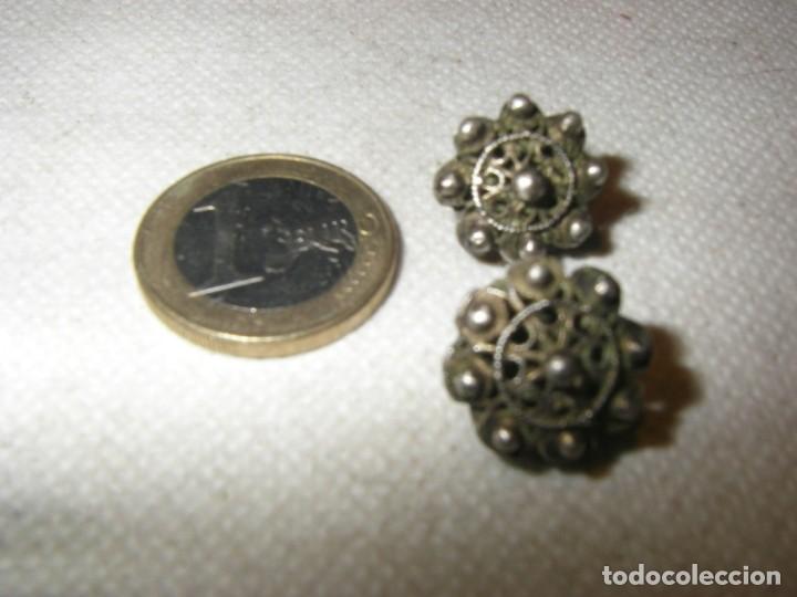 Antig&uuml;edades: Antiguos pendiente de bot&oacute;n charro de plata - Foto 1