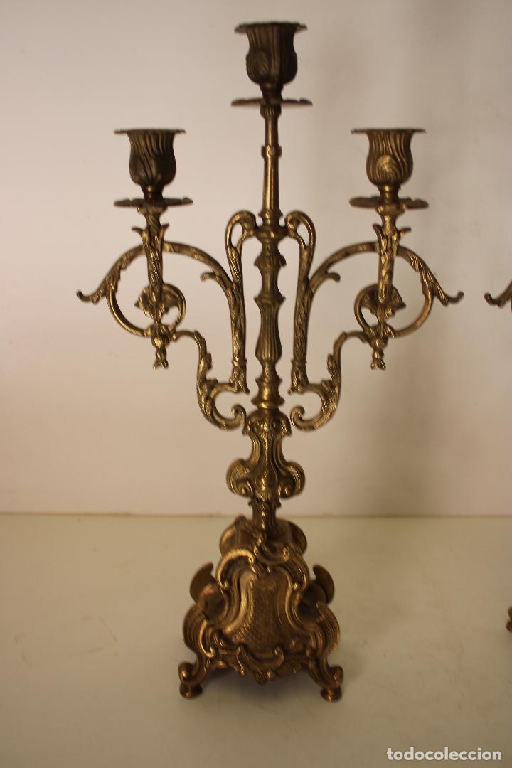Antig&uuml;edades: pareja candelabros de bronce - Foto 3