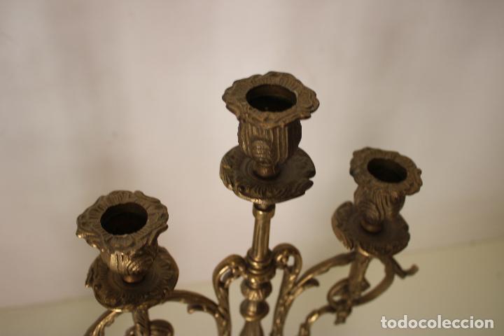 Antig&uuml;edades: pareja candelabros de bronce - Foto 8