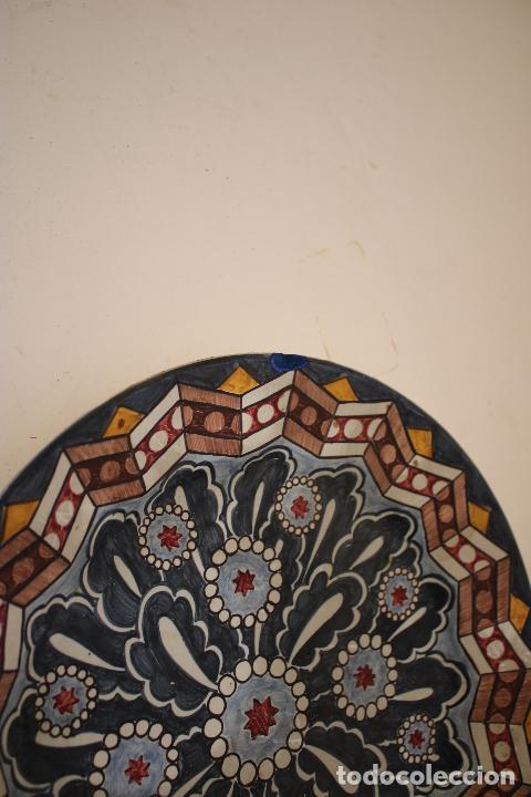 Antig&uuml;edades: plato azul pintado a mano - Foto 2