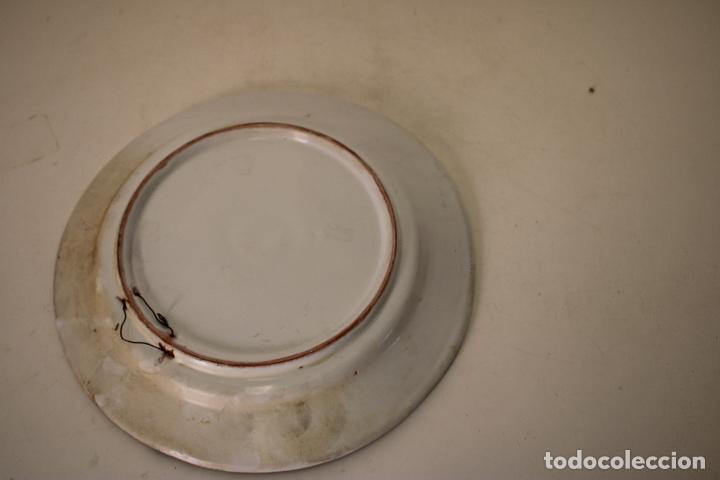 Antig&uuml;edades: plato azul pintado a mano - Foto 3