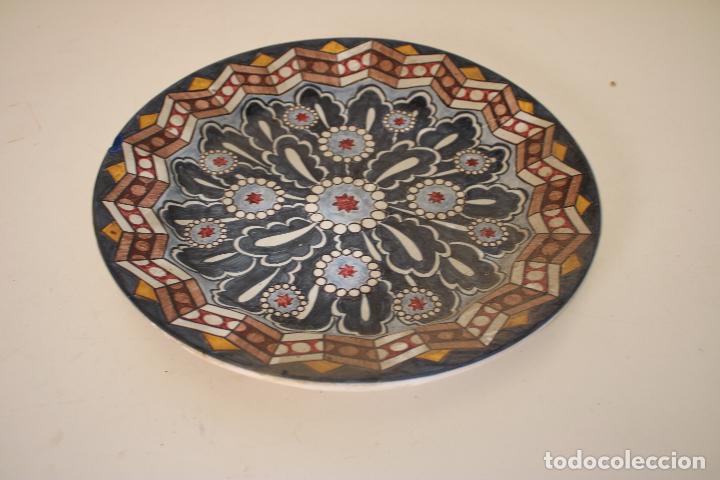 Antig&uuml;edades: plato azul pintado a mano - Foto 4