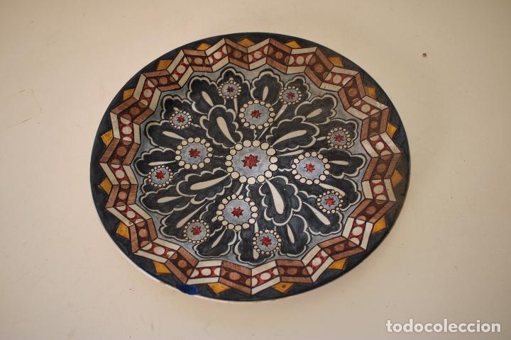 Antig&uuml;edades: plato azul pintado a mano - Foto 1