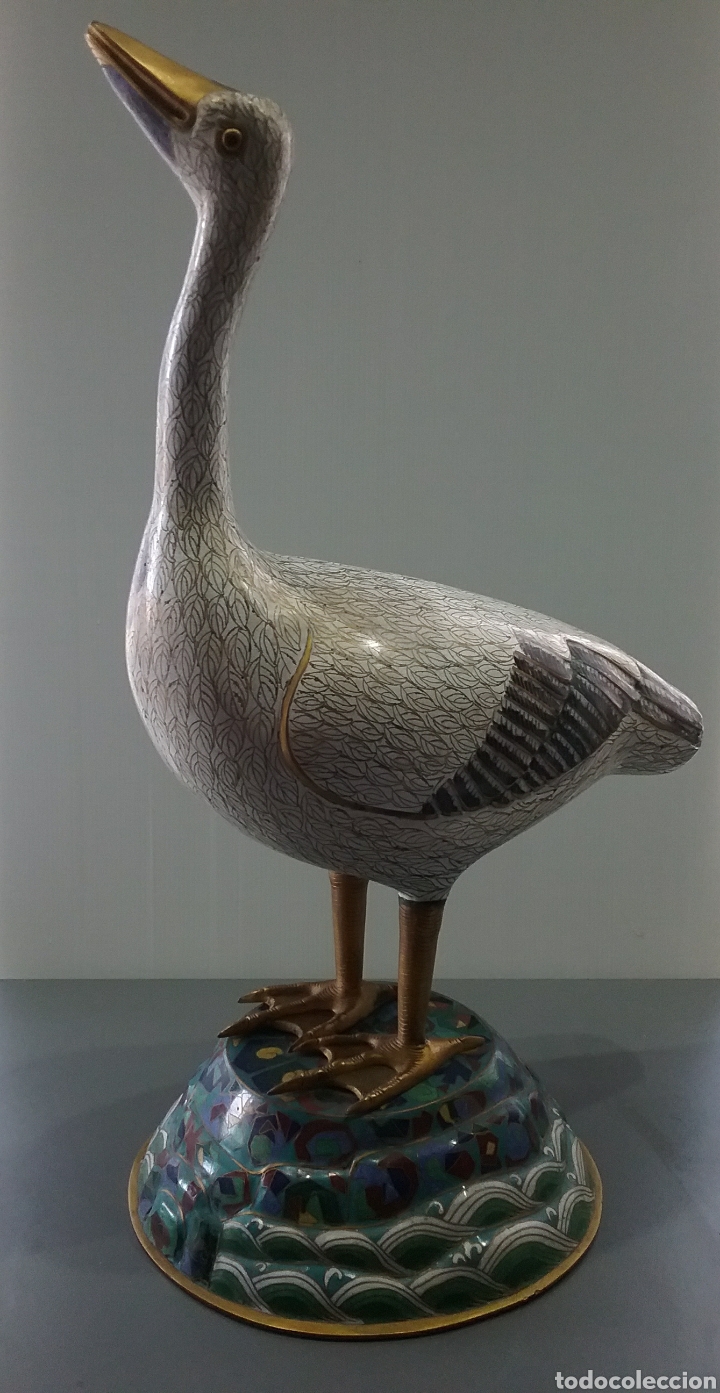 Antiguidades: Escultura de ave en metal esmaltado Cloisonne.