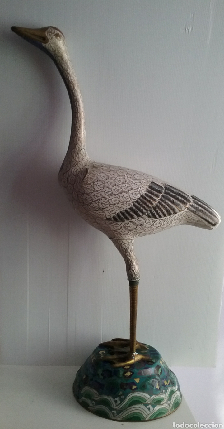 Antiguidades: Escultura de ave en metal esmaltado Cloisonne.