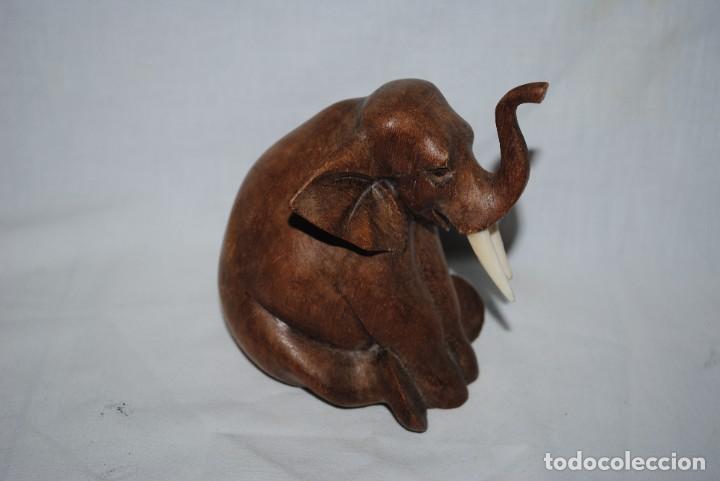 Antig&uuml;edades: TALLA EN MADERA DE UN ELEFANTE SENTADO . - Foto 2