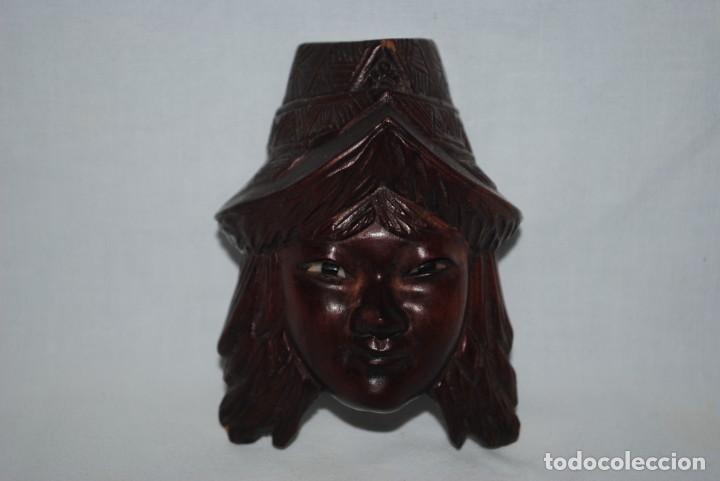 Antig&uuml;edades: TALLA EN MADERA CON OJOS DE CRISTAL DE LA CARA DE UNA MUJER .
