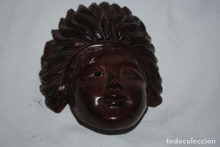 Antig&uuml;edades: ANTIGUA TALLA EN MADERA DE LA CARA DE UNA INDIA .