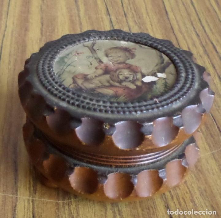 Antig&uuml;edades: COSTURERO MADERA -- El dibujo (cromo) con un salto