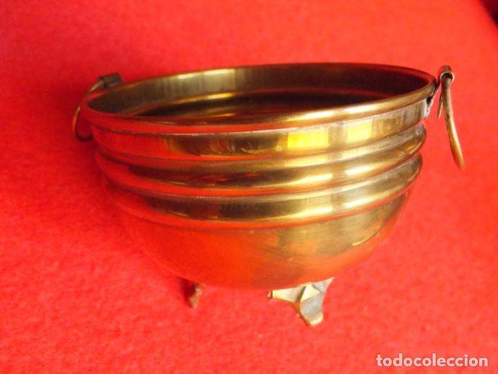 Antig&uuml;edades: CAZO O CUENCO DE COBRE CON ASAS REMACHES Medidas 12 cm de di&aacute;metro. Es s&oacute;lico y consistente. Es