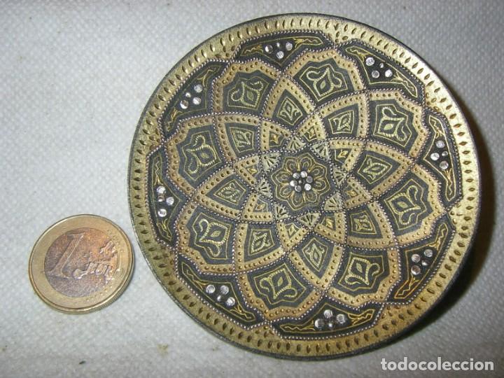 Antig&uuml;edades: Antiguo platillo damasquinado, buena t&eacute;cnica de trabajo, 8 cm.