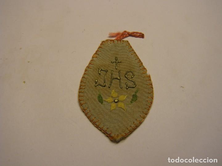 Antig&uuml;edades: Antiguo escapulario bordado a mano. - Foto 1