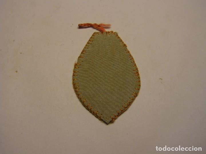 Antig&uuml;edades: Antiguo escapulario bordado a mano. - Foto 2