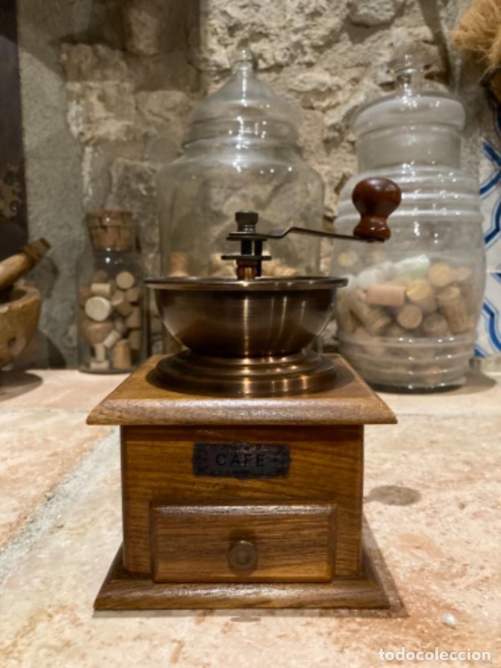 Antiques: Antiguo molinillo de caf&eacute; en perfecto estado de conservaci&oacute;n y funcionamiento, como nuevo.