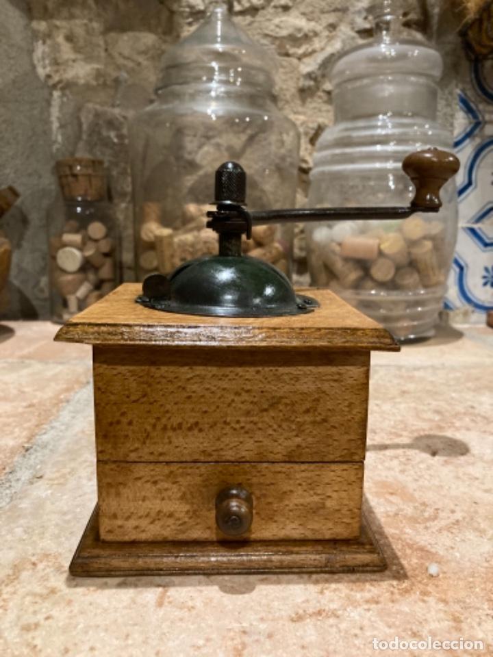 Antiques: Antiguo molinillo de caf&eacute; en perfecto estado de conservaci&oacute;n y funcionamiento, como nuevo.